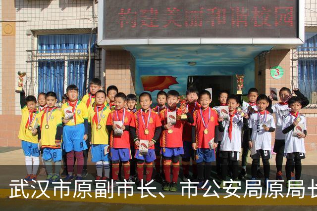 武汉市原副市长、市公安局原局长董煜华，武汉市人大代表资格终止；今年9月已跨省履新山西省公安厅厅长，曾任湖北省公安厅常务副厅长等职